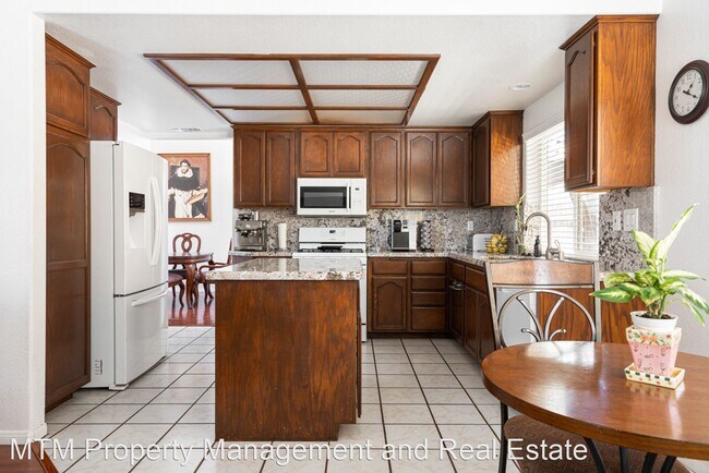 Building Photo - 3 br, 2.5 bath House - 9153 Lake Valley Rd.