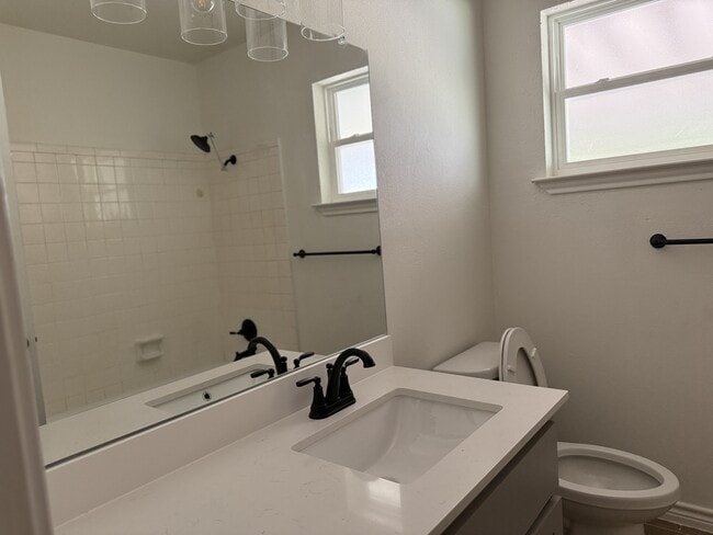 Building Photo - 2303 Debra Cir