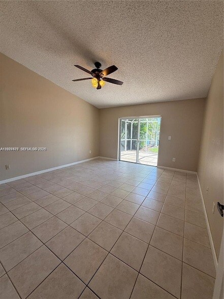 Foto del edificio - 665 SE 25th Ln