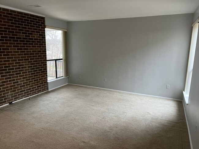 Building Photo - Spacious 1 Bedroom Adjacent to METRO