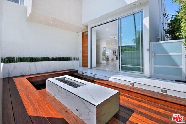 Building Photo - 429 N La Jolla Ave