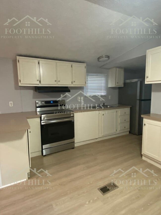 Building Photo - Spacious 3BR/2BA Home with Appliances Incl...