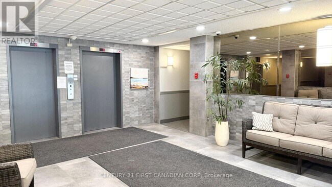 Photo du bâtiment - 1600-1600 Adelaide St N