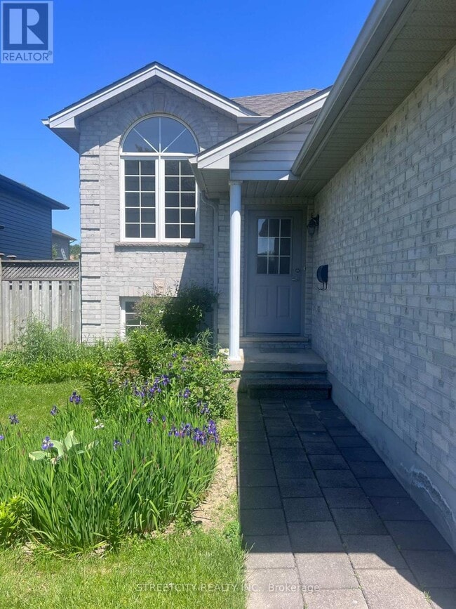 Building Photo - 472 Talltree Crescent