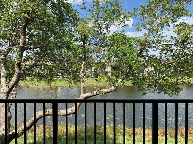 Foto del edificio - 210 Crestwood Cir