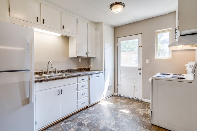 Building Photo - Cozy 2 bedroom 1 bathroom duplex in Southe...