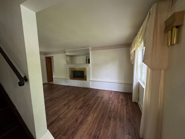 Foto del edificio - Available NOW! 4 Bed 2 Full Bath House