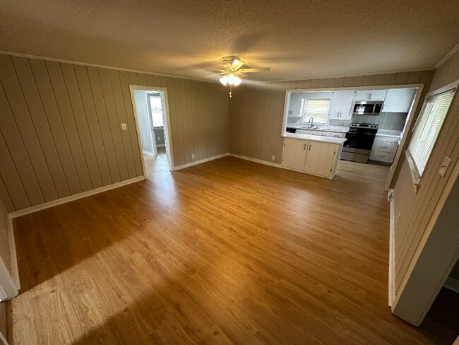 Foto del edificio - 6328 Robinhood Rd