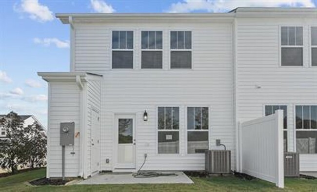 Building Photo - Beautiful 3/2.5 Townhome Move in Ready!