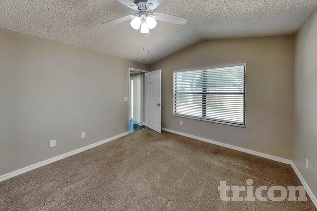 Foto del edificio - 947 Sandywood Dr