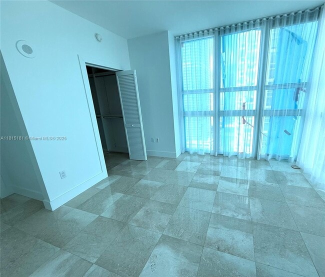 Building Photo - 950 Brickell Bay Dr