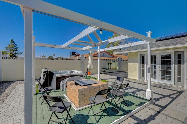 Building Photo - Beautiful single-story custom home featuring 3 bedrooms and 2 bathrooms