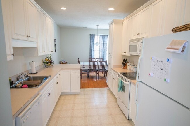 Building Photo - End Unit Townhouse With Garage and Unfinis...