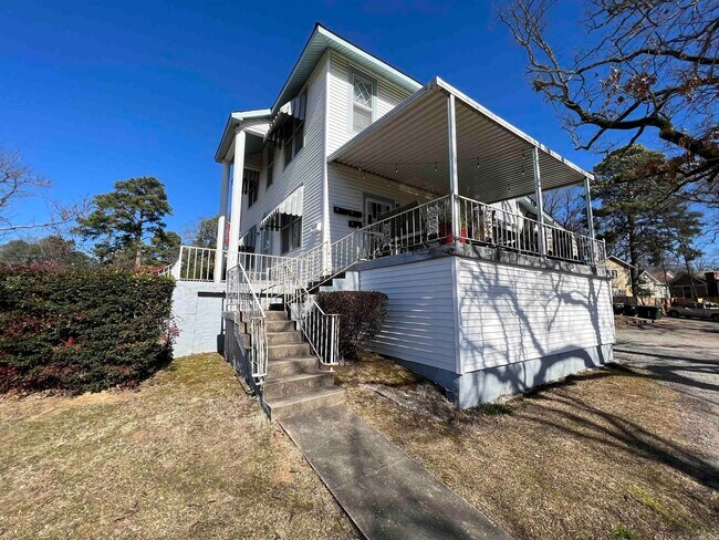 Building Photo - 1020 Kavanaugh Blvd