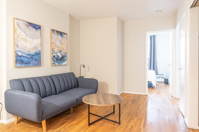 Foto del edificio - 244 W 56th St