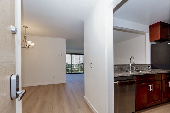 Foto del edificio - 2BR/2BA Pet-Friendly Condo with Pool, 2 Parking Spaces & Walk-In Closet | Millbrae | YouTube Tour