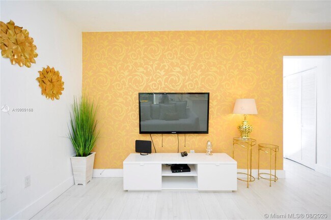 Building Photo - 421  Collins Ave 1 Miami Beach Fl 33139