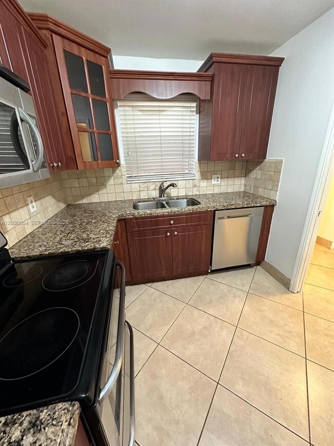 Foto del edificio - 9410 Live Oak Pl