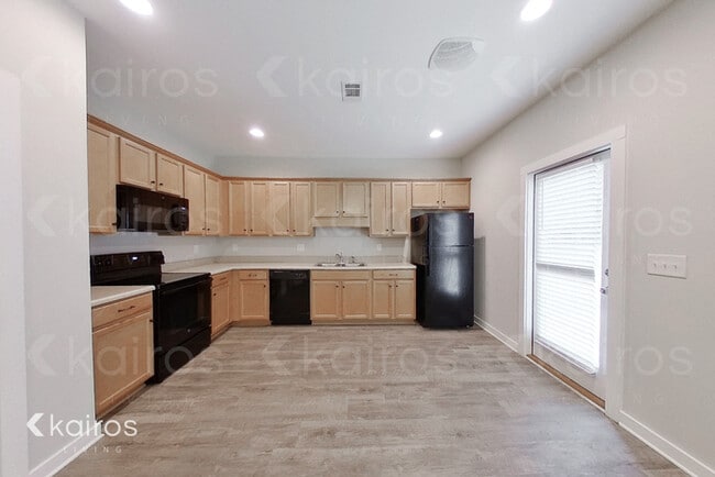Building Photo - 8026 Shadesbrook Dr