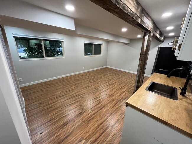 Building Photo - 1012 E Sego Lily Dr