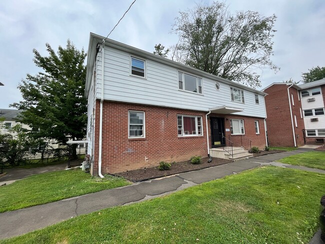 Building Photo - Two Bedroom One Bathroom Apartment! In Wes...