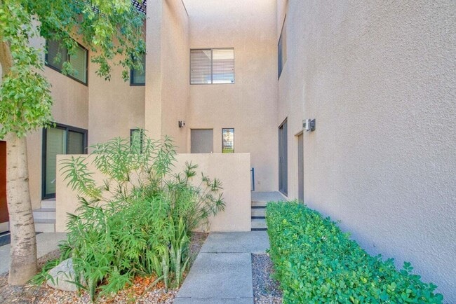 Building Photo - 867 Village Square S