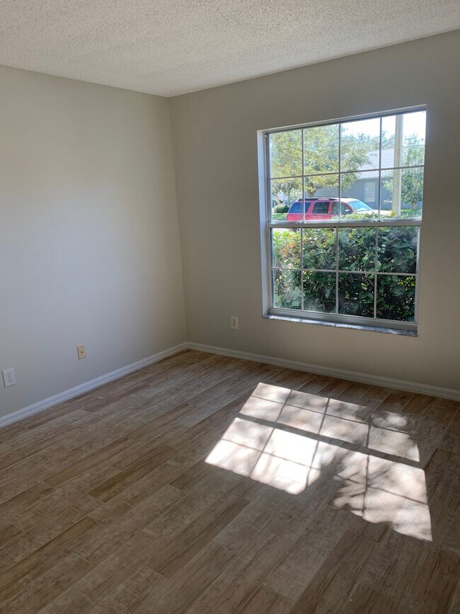 Foto del edificio - Beautiful 3 Bedroom, 2 Bathroom Home with Lake in Melbourne, FL!