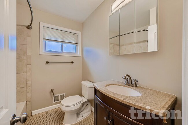 Foto del edificio - 2012 Royal Garden Dr