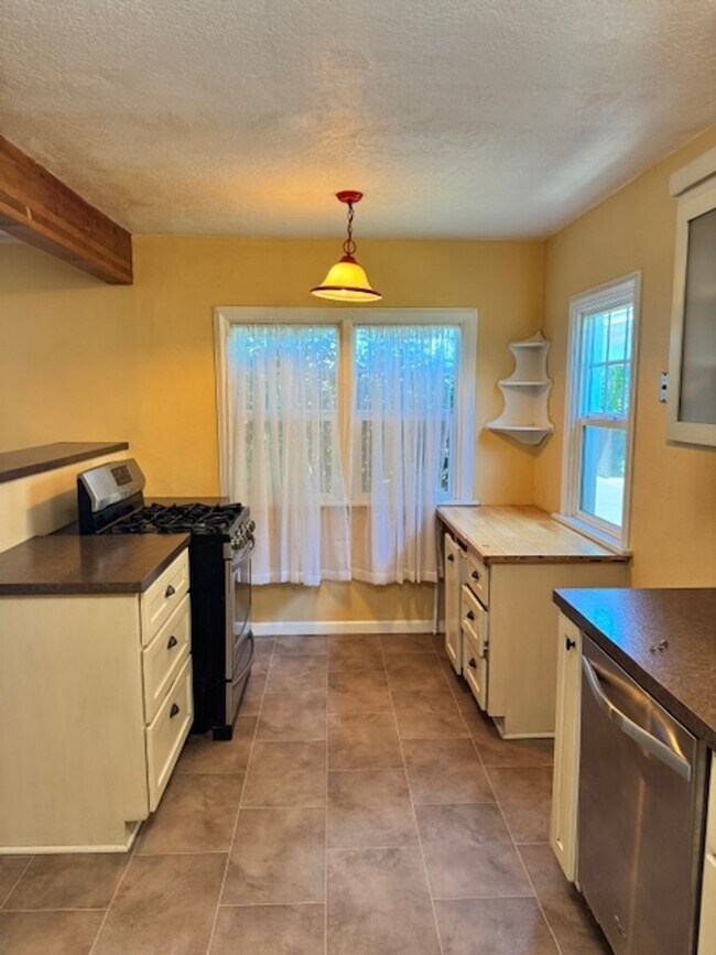 Foto del edificio - NEW TO MARKET, SINGLE LEVEL HOME, FULLY FE...