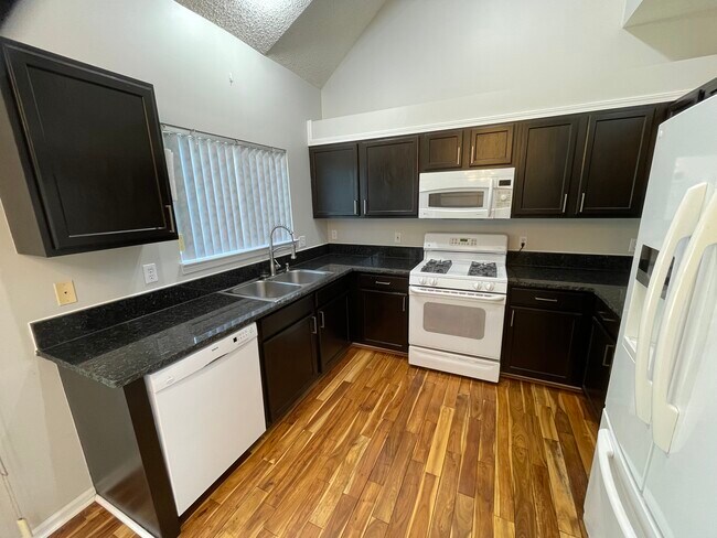 Building Photo - 328 Lake Meadow Dr