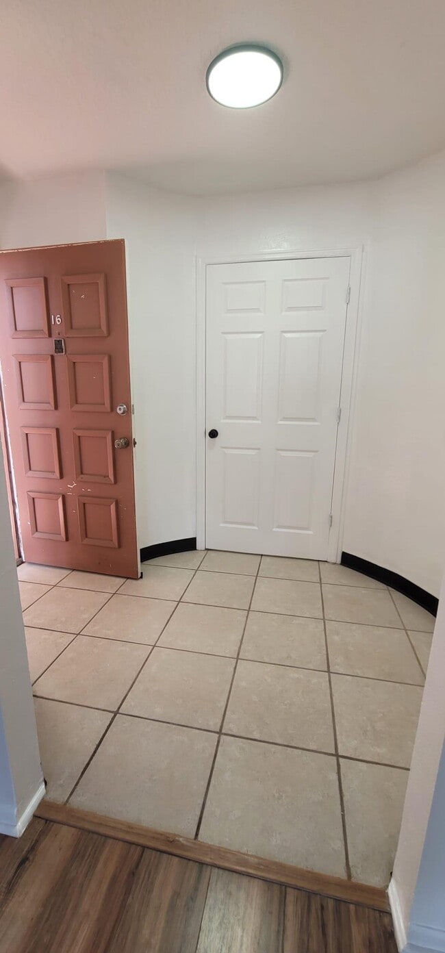 Foyer - 548 Orange Dr