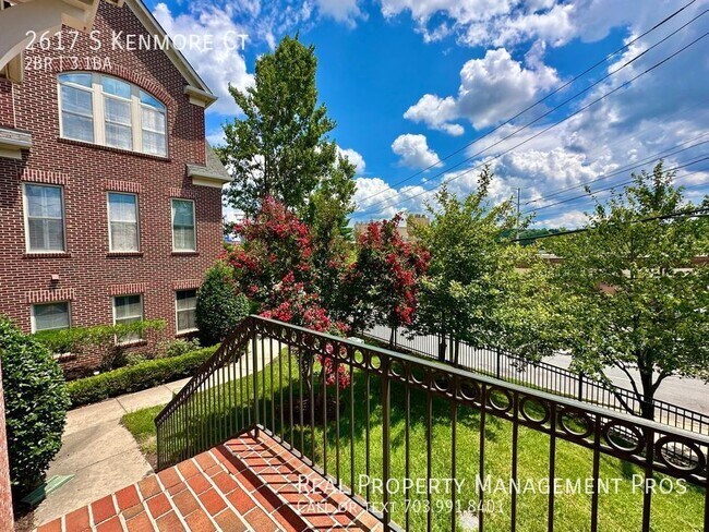 Foto del edificio - Stunning Shirlington End Unit w/ Roof Deck!