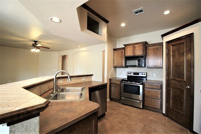 Foto del edificio - Beautiful 4 Bed 2 Bath in Edmond