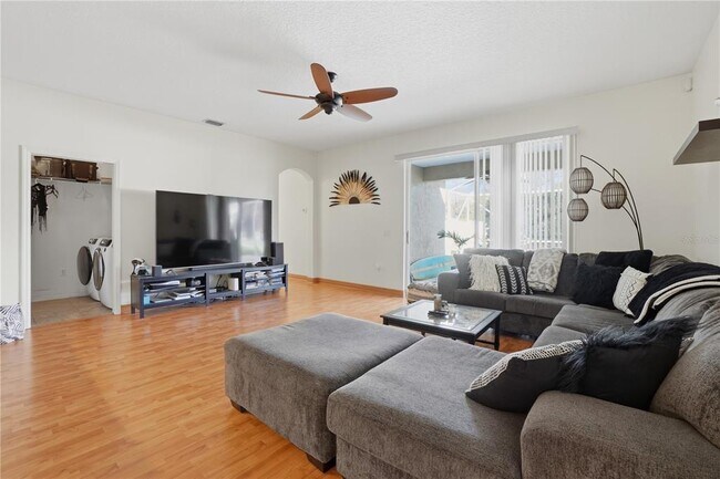 Foto del edificio - 5810 Hummingbird Ct