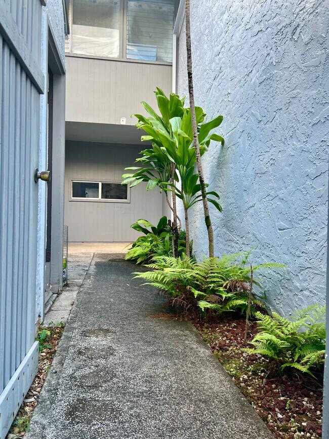Building Photo - Updated 2-story TH with front yard & back ...