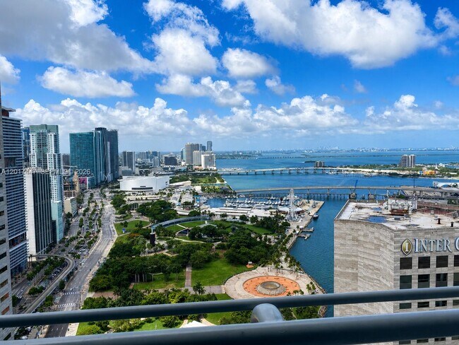Foto del edificio - 325 S Biscayne Blvd