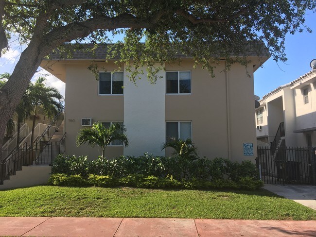 Exterior - 960 Biarritz Dr