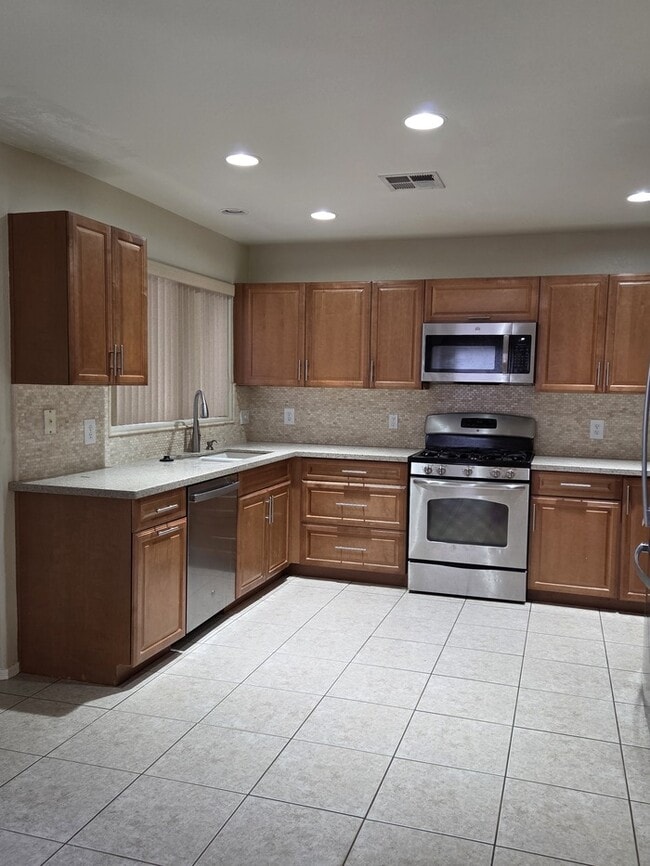 Building Photo - Stunning 4-bedroom 2-bathroom home