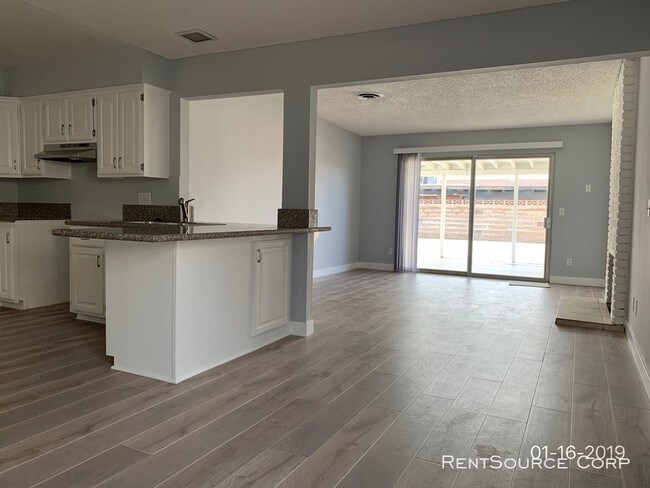 Foto del edificio - 6 Bedroom Home For Rent in Palmdale!