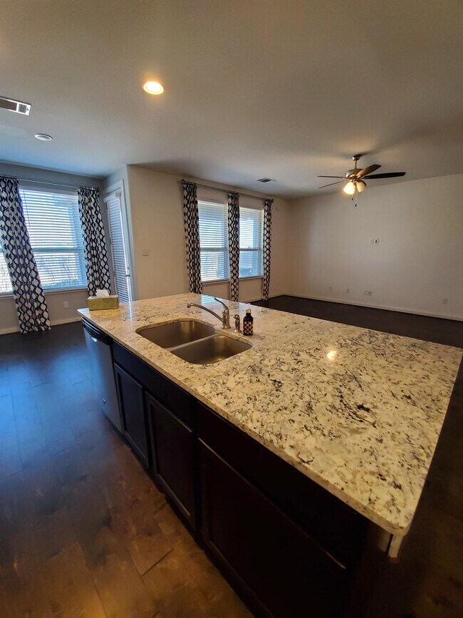 Foto del edificio - 272 Tailwind Dr