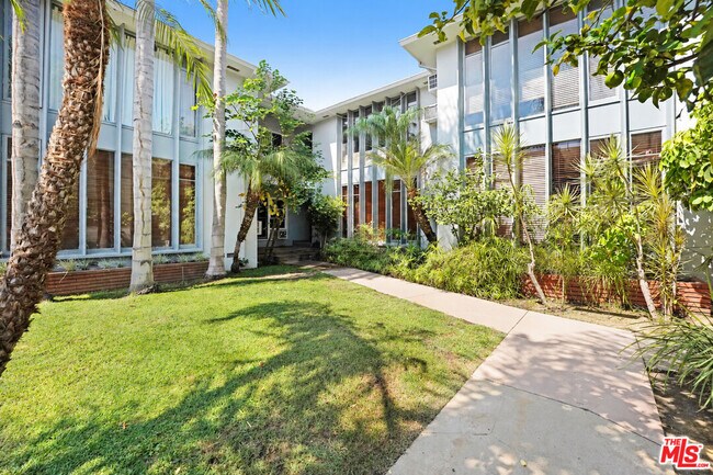 Foto del edificio - 1235 N Crescent Heights Blvd
