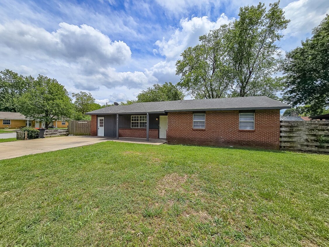Primary Photo - Newly Remodeled 4 bedroom 2 bath home in S...