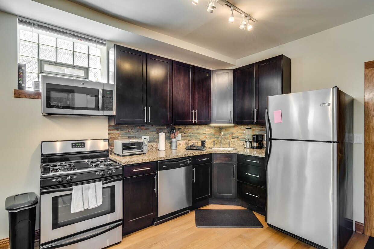 Bucktown: Fully furnished gorgeous 3 Bed, 2 Bath Condo - Bucktown: Fully furnished gorgeous 3 Bed, 2 Bath Condo
