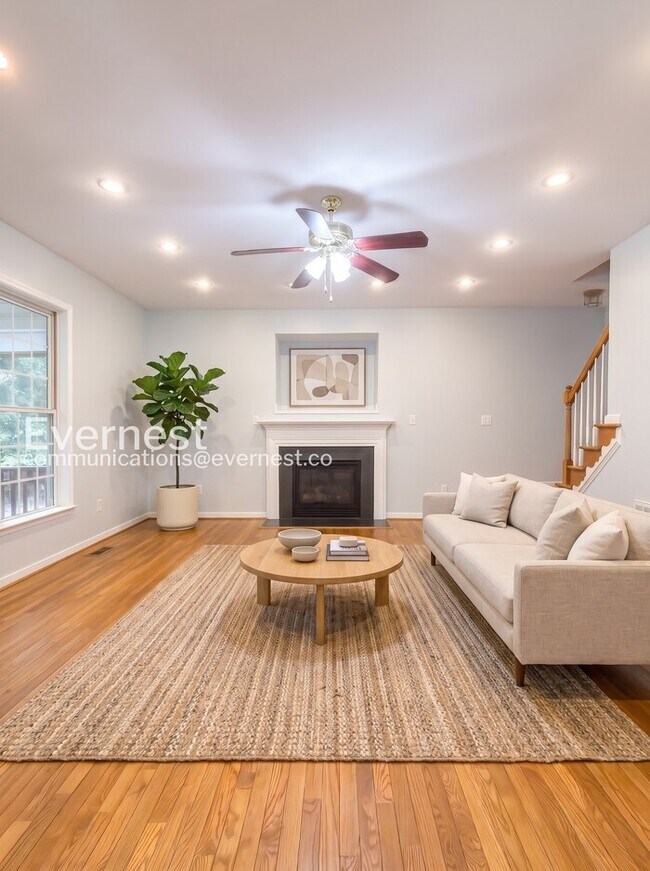 Building Photo - 6 Bed/4 Bath Home with Modern Amenities / Available Now!