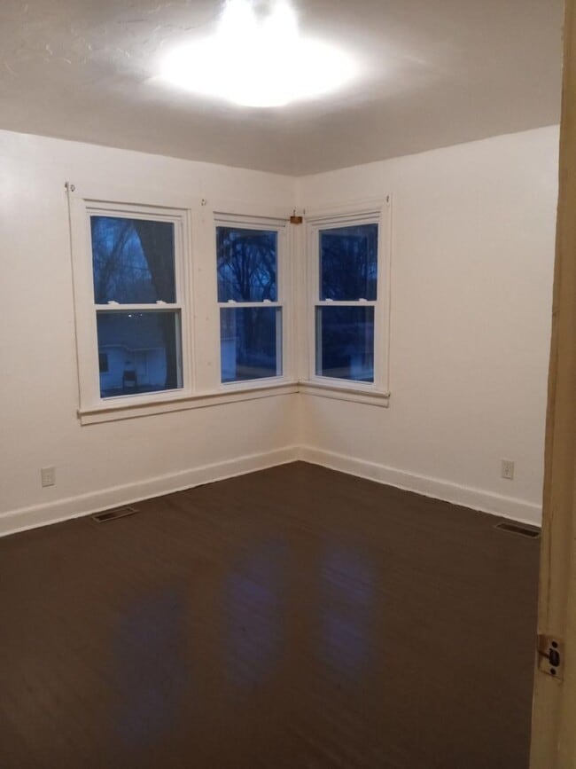 Building Photo - 2/1 within walking distance to downtown Sh...