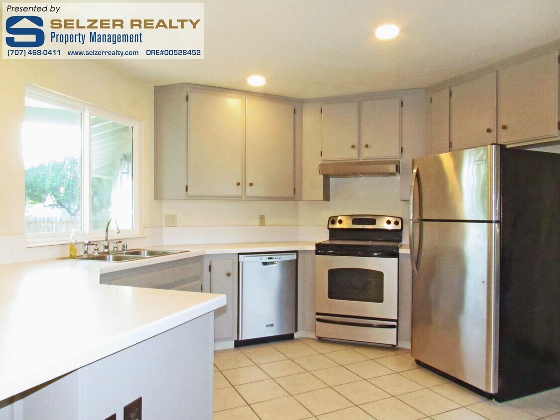 Building Photo - Well-equipped 3 bd. home near parks, schoo...