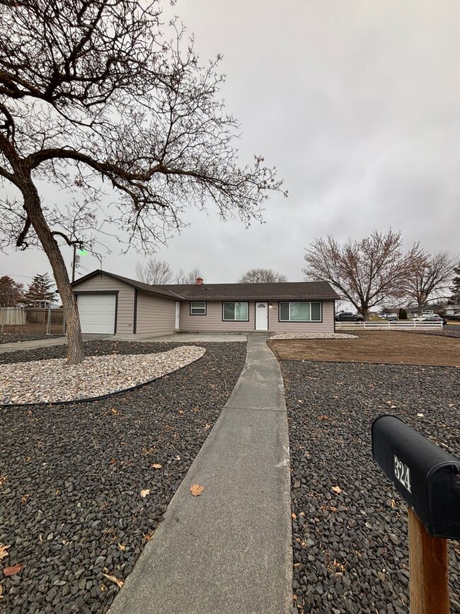 Foto del edificio - Freshly Remodeled Single-Family Home with ...