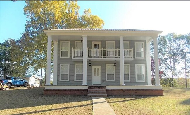 Building Photo - Welcome home to Greenville's Perfect Colon...