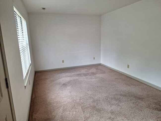 Building Photo - 3 bedroom/1.5 bathroom- Shellis Square