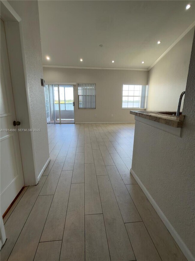 Building Photo - 2831 N Oakland Forest Dr